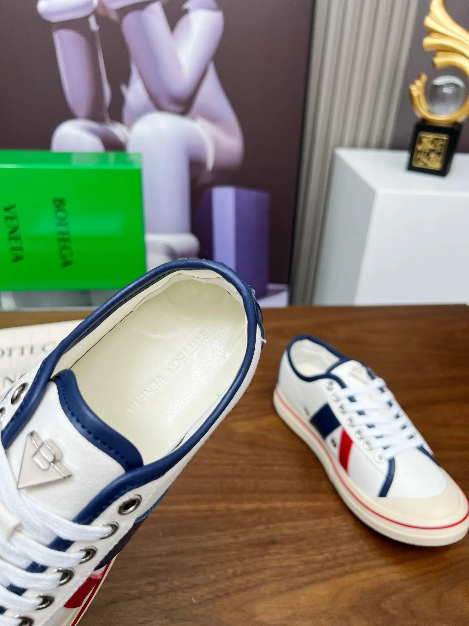 Men's men's shoes 💰500💰 Bottega Veneta BV's latest Eliot series retro basketball shoes casual sports canvas shoes will become gods once it is launched‼ ️ Inspired by retro basketball sneakers, the color combination highlights youthful vitality and perfectly interprets the theme of youth and childlike innocence. The details are also very particular. The summer canvas brings excellent durability and comfort. Designs such as calfskin trim, rubber toe caps and hand-painted retro red lines are full of retro feel. The round toe and convex sole add a modern feel and are suitable for various styles. Easily create a fashionable atmosphere. The upper foot is the focus...can be worn as a couple's shoes...The red lines on each shoe edge are hand-painted, which adds more taste and attitude! ✦Fabric: Original customized high-density canvas + cowhide ✦Inner: original customized breathable canvas ✦Insole: movable latex cowhide insole ✦Sole: original molded non-slip and wear-resistant TPU material ✦Sole thickness: 3cm, low-profile, single shoe ✦Number of sizes: female size 35--40, female 40 is customized and non-returnable❕ ✦Number: male size 39--45, male 45 is customized and non-returnable❗️